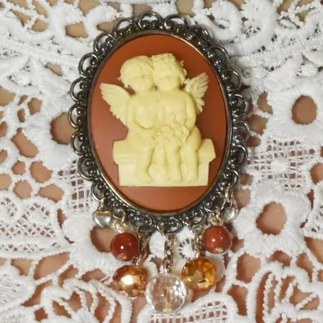 Broche châtelaine amoureux vieil argent, coloris ambre, deux anges sur un banc