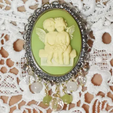 Broche châtelaine « Les Amoureux » vert clair, petits cœurs et perles vertes et blanches