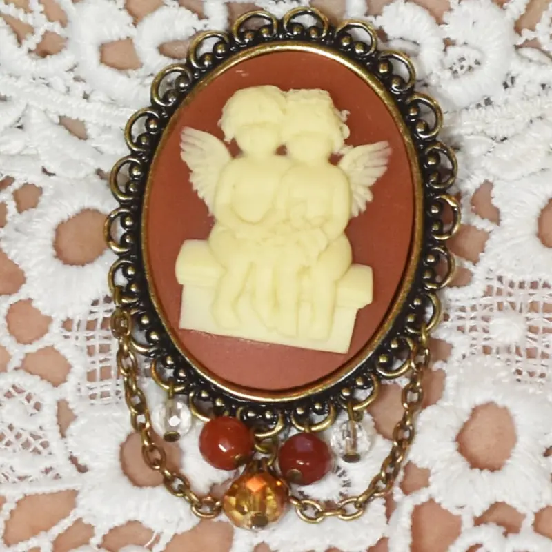 Broche châtelaine « Les Amoureux » ambre, perles brun-rouge et perle ambrée