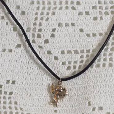 Collier Cupidon sur cordon noir : pendentif argenté en relief, Cupidon de profil, arc tendu