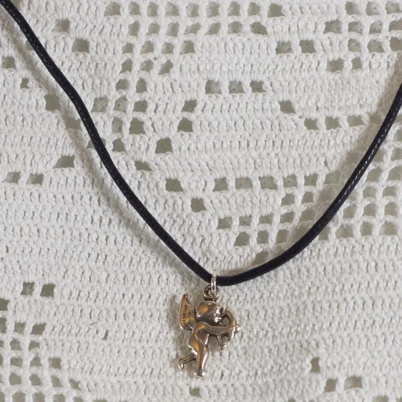 Collier Cupidon sur cordon noir : pendentif argenté en relief, Cupidon de profil, arc tendu