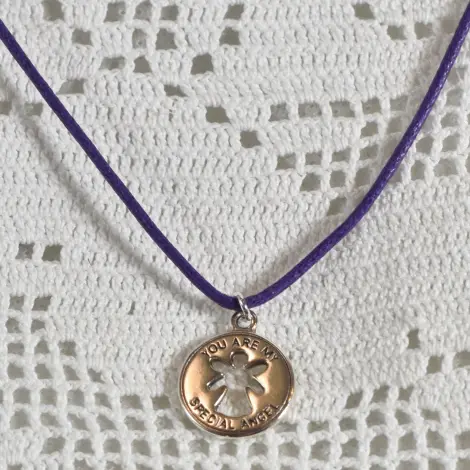 Collier ange argenté sur cordon violet, médaille « You are my special angel » ajourée d'un ange