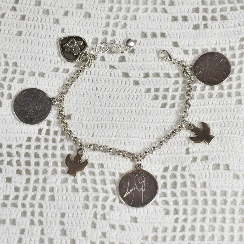 Bracelet à breloques ange argenté à plat : cœur à l'angelot, trois médailles et deux petits anges