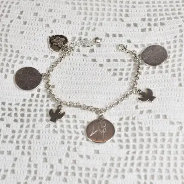 Bracelet à breloques ange argenté : médaille à l'ange au trait au centre, entre deux petits anges plats