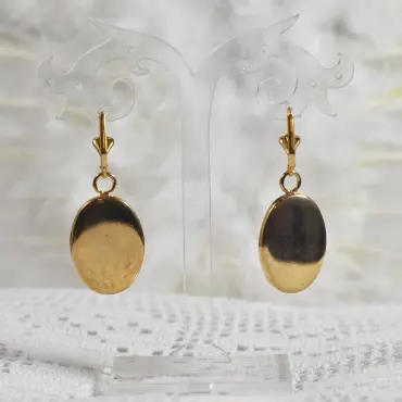 Dos doré et poli des deux pendants, sur leur présentoir