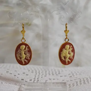 Pendants camée ambre au fond rouge brique, serti doré