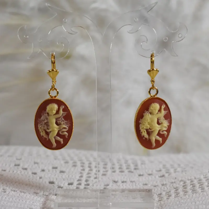 Pendants camée ambre au fond rouge brique, serti doré