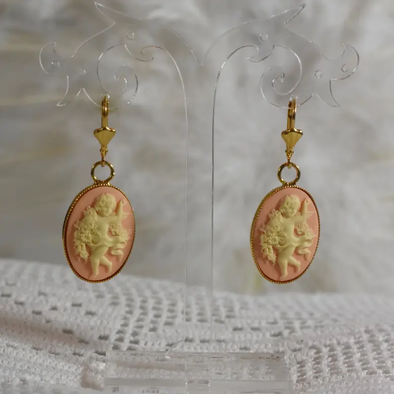 Pendants camée rose pêche au serti doré, sur fond de dentelle