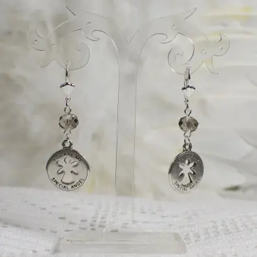 Boucles d'oreilles « You are my special angel » : perle fumée au-dessus de la médaille argentée
