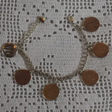 Bracelet 6 médailles argenté vu de dessus : fermoir mousqueton et rallonge terminée par un cœur