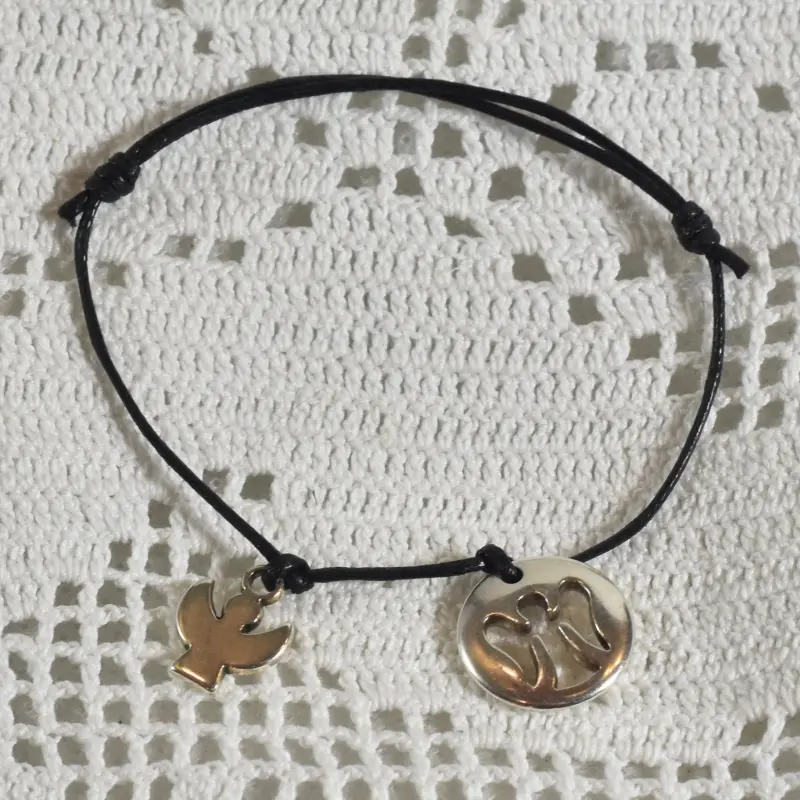 Bracelet ange argenté sur cordon noir : médaille ronde ajourée et petit ange plat en breloque