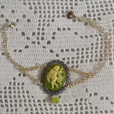 Version vert olive du bracelet, avec sa perle verte suspendue sous le camée