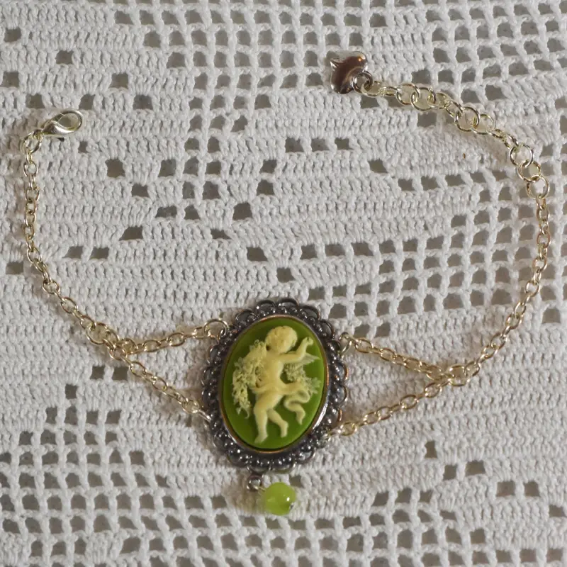 Version vert olive du bracelet, avec sa perle verte suspendue sous le camée