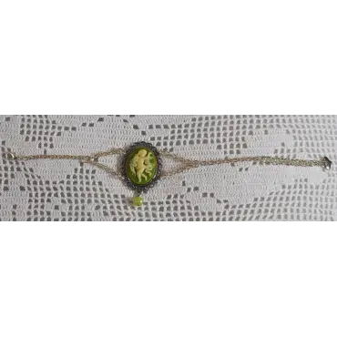 Bracelet vert olive à plat, du fermoir mousqueton à la chaînette de rallonge