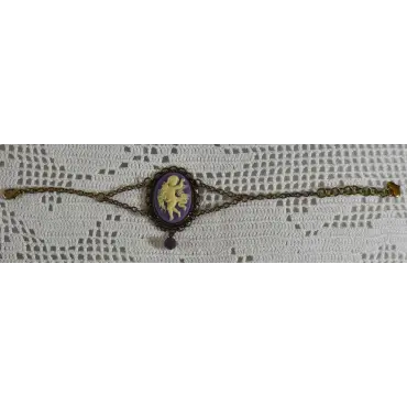 Version violette du bracelet, vue en entier sur un napperon au crochet
