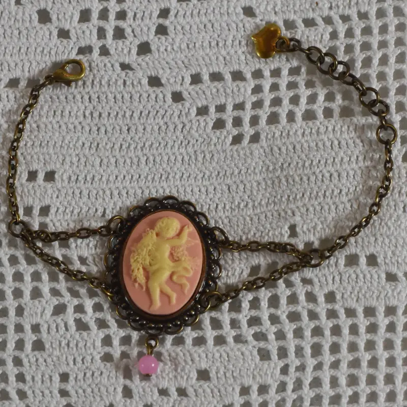 Bracelet camée ange sur fond rose, chaîne vieux bronze et perle rose