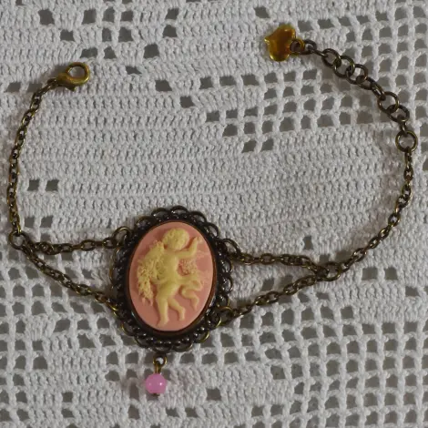 Bracelet camée ange sur fond rose, chaîne vieux bronze et perle rose