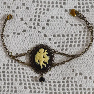 Camée noir à l'ange qui danse, perle noire et chaîne vieux bronze