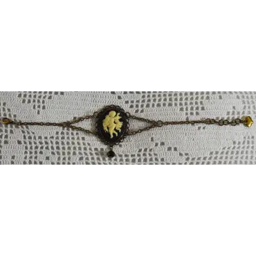 Version noire du bracelet étendue à plat, double chaîne et fermoir mousqueton