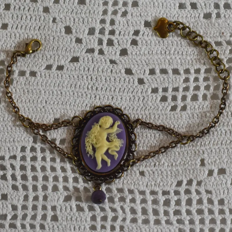 Fond violet et perle violette sous l'ange « La Danse », chaîne vieux bronze