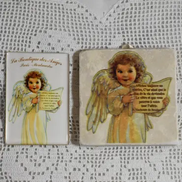 Magnet « Le Sourire » près de la plaque murale au même angelot et à la même citation