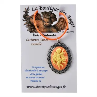Collier camée rose présenté sur son carton, avec le verset du Psaume 91