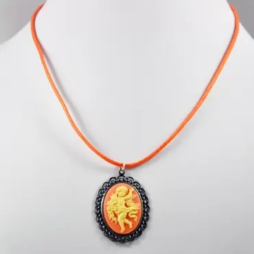 Collier camée rose sur un buste blanc, cordon orange