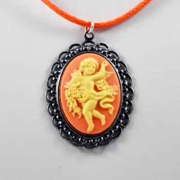Camée rose au fond corail, monture dentelle argentée, cordon orange