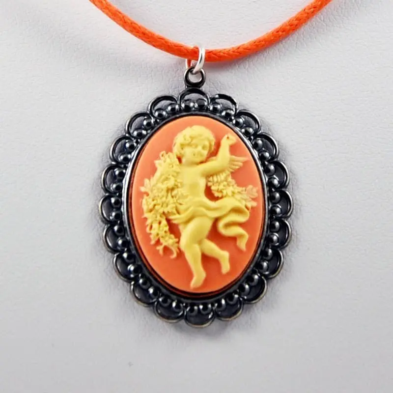Camée rose au fond corail, monture dentelle argentée, cordon orange