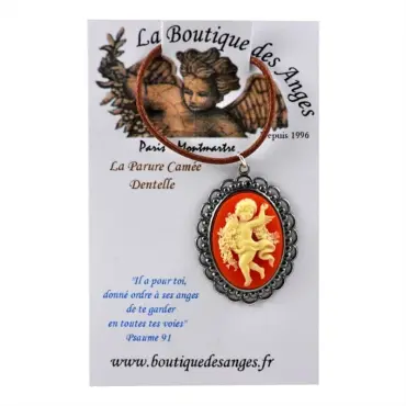 Collier camée ambre sur son carton La Boutique des Anges, cordon brun