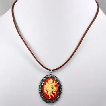 Collier camée ambre porté par un buste blanc, cordon brun