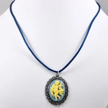 Collier camée bleu clair sur un buste blanc, cordon bleu