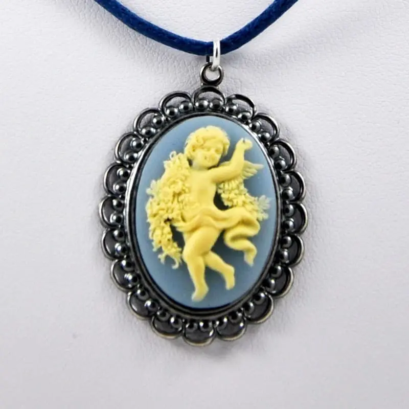 Camée bleu clair de près, monture dentelle argentée, cordon bleu