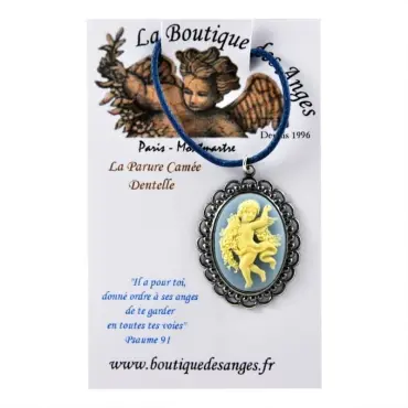 Collier camée bleu clair présenté sur son carton de La Boutique des Anges