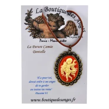 Collier camée ambre présenté sur son carton, cordon brun