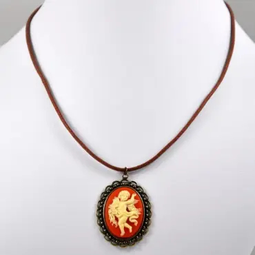 Collier camée ambre porté par un buste blanc, cordon brun