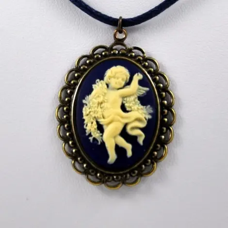 Camée bleu nuit de près, feston de boucles et de perles bronze