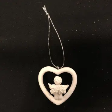 Vu de dos sur fond noir, l'ange au cœur et la boucle de sa cordelette