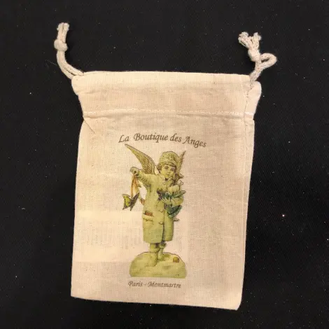 Petit sac à cordon « Ange d'hiver » de face : ange en manteau et bonnet, debout sur un tertre