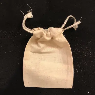Petit sac « Ange d'hiver » vu du côté uni, cordon serré qui ferme l'ouverture