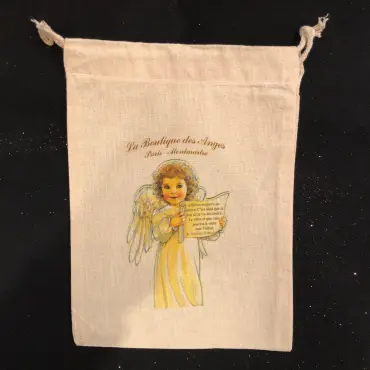 Sac cadeau en tissu « Le Sourire » de face : angelot au parchemin sur coton écru, cordon blanc