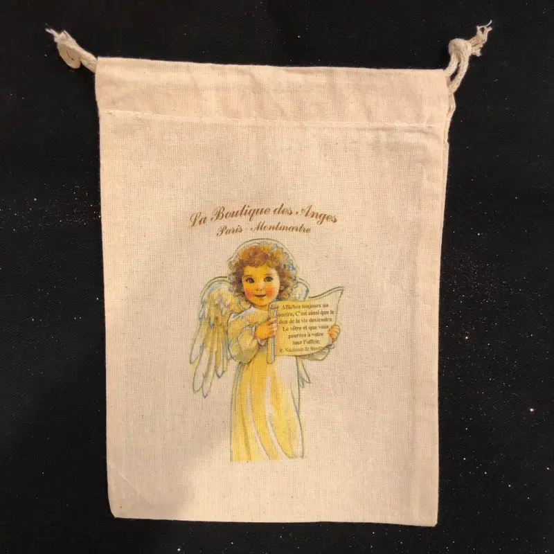 Sac cadeau en tissu « Le Sourire » de face : angelot au parchemin sur coton écru, cordon blanc