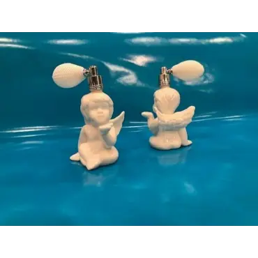 Deux Vaporisateurs Ange sur fond bleu, l'un de face, l'autre de dos avec ses ailes