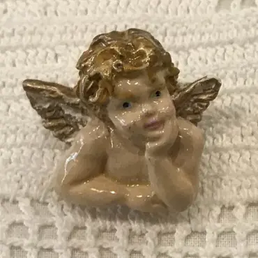 Broche angelot Raffaello de face : buste peint, cheveux et ailes dorés, menton dans la main