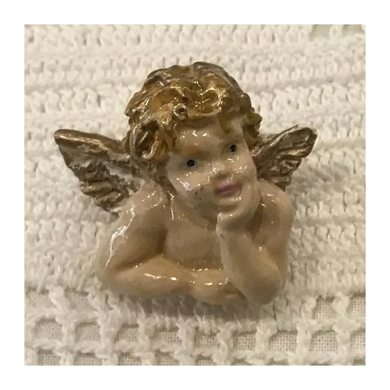 Broche angelot Raffaello de face : buste peint, cheveux et ailes dorés, menton dans la main