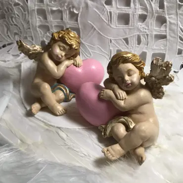 Le Putti et le cœur gauche, drapé bleu, à gauche de sa version droite au drapé crème