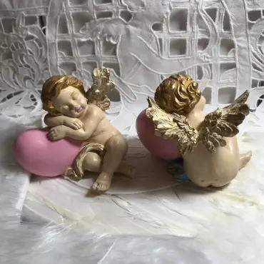L'angelot au cœur version gauche vu de dos, à droite, près de sa version droite