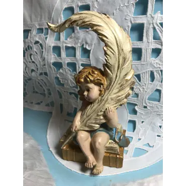 Statuette ange pensif de face, la plume contre l'épaule gauche, les yeux baissés