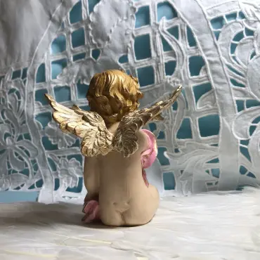 L'Ange au baiser rose de dos : chevelure dorée, ailes crème et dorées, pan de drapé rose
