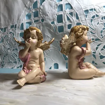 Deux Anges au baiser roses côte à côte, l'un vu de face et l'autre de profil